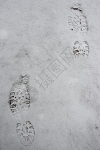 在雪中漫步鞋的痕迹穿过山上新图片