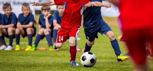 年轻球员的足球比赛儿童训练和足球锦标赛两名足球员之间的青年足球比赛图片
