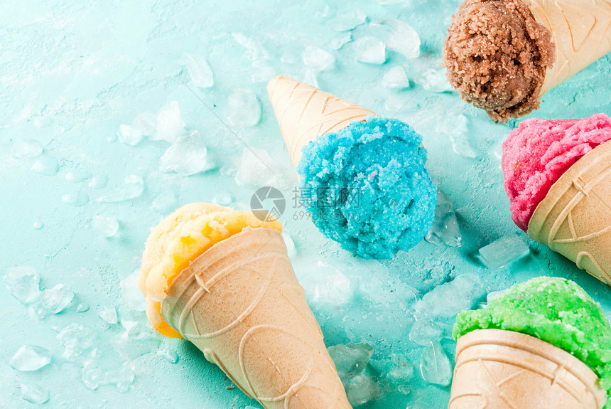冰淇淋甜筒中各种亮色冰淇淋的选择图片