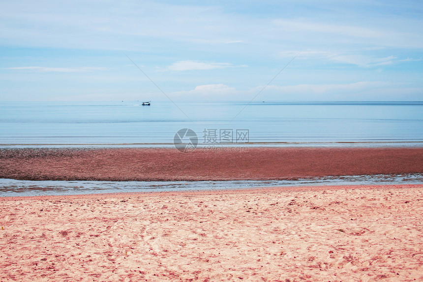 海滩和海中的渔船图片