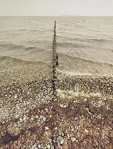 旧木制断水和海浪波罗的海冷雨天图片