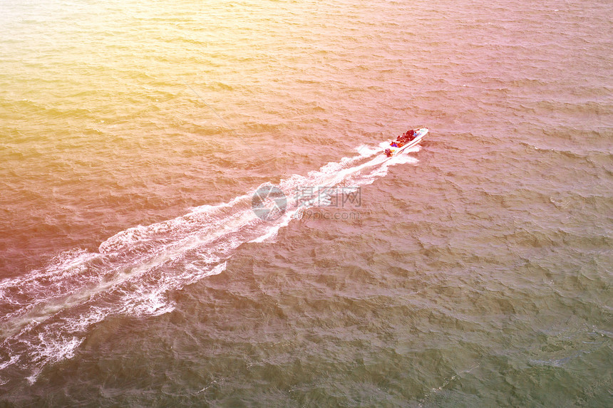 远洋无尽的海洋上飞快机动船只航行的空中航向图片