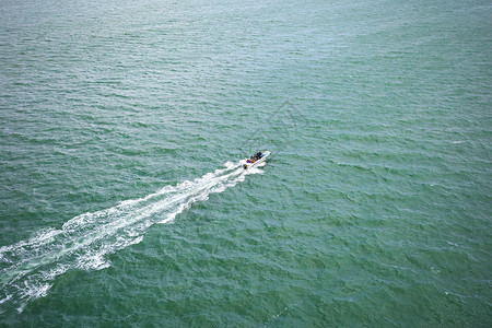 远洋无尽的海洋上飞快机动船只航行的空中航向图片