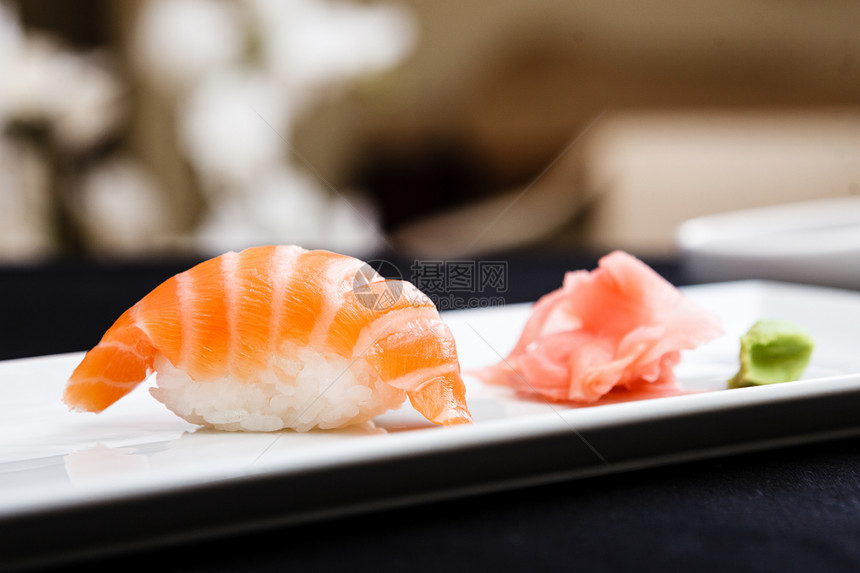 三文鱼寿司放在盘子里配上生姜和芥末图片