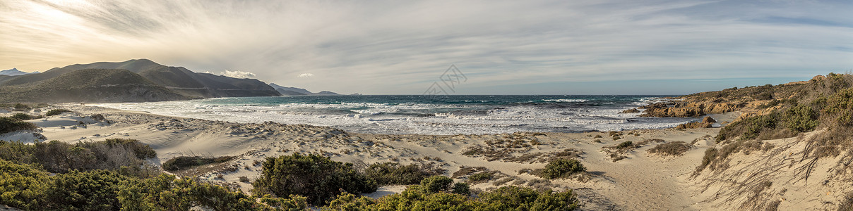 海浪冲刷到科西嘉岛巴拉涅地区荒芜的Ostriconi海滩上的全景图片