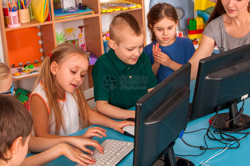儿童计算机课我们进行教育和视频游戏儿童俱乐部的男孩和女孩在屏幕附近开发电脑游戏替代经典图片