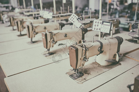 废弃服装厂的旧缝纫机图片