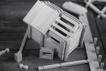 玩具木屋构造器由儿童天然木材制成建造者小块背景图片
