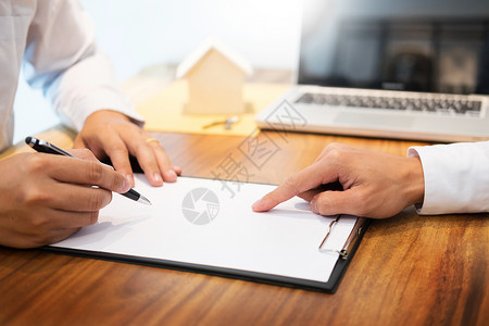客户签署合同商定条款和批准的申请并分析估价房屋贷款图片