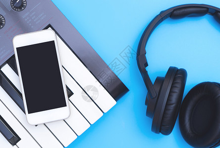 音乐键盘和耳机上用于音乐概图片