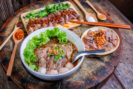 泰国菜面条汤用木背景上的牛肉图片