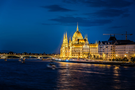 匈牙利议会大楼和布达佩斯多瑙河的城市风景图片
