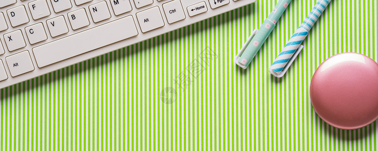 带键盘和女孩笔的绿色背景背景图片