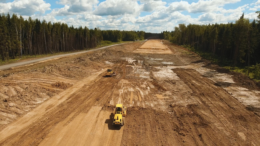 在林区建设新道路鸟瞰施工路的地方用于在森林中修建道图片