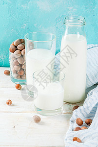 Vegan替代食物淡蓝背景的栗子非奶背景图片