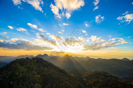 山顶的月光日落天空云密不可分图片