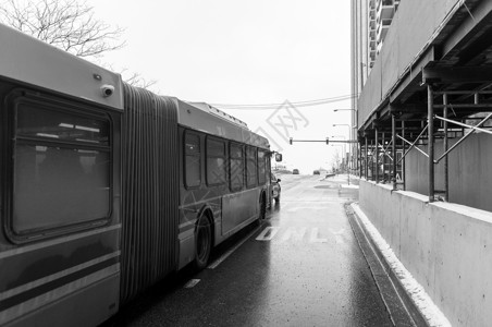 冬天芝加哥街道上的公共汽车图片