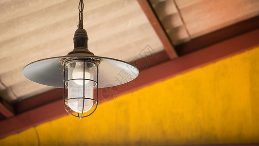 旧电子灯挂在古老的墙壁和天花板房屋上图片