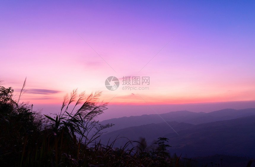 冬天在山上日出前美丽的天空图片