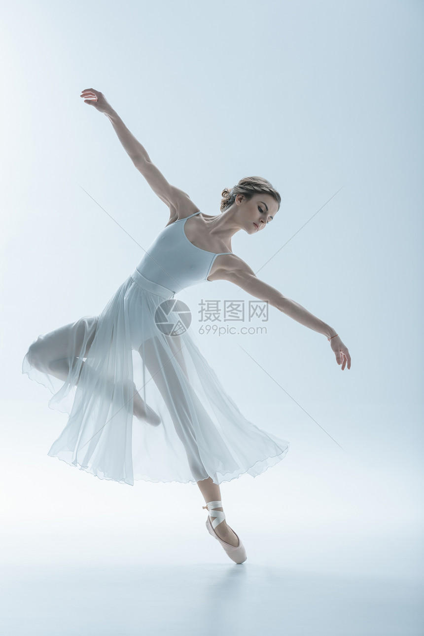 优雅的芭蕾舞演员穿着白色连衣裙图片