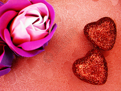 贺卡爱情人节红心玫瑰在闪亮的红色背图片
