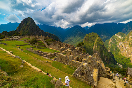 Picchu梯田从上到下Urubamba山谷的陡峭视野图片