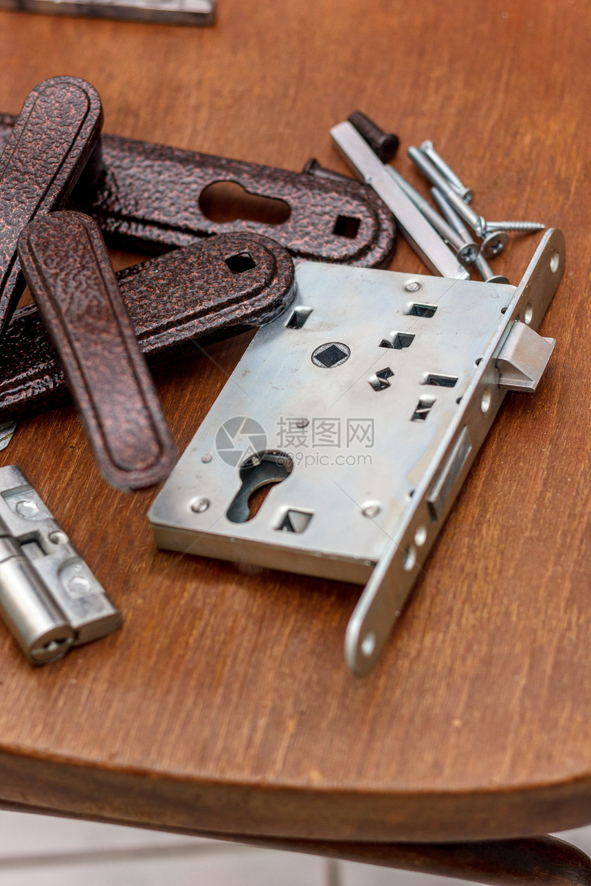带钥匙的门锁可安装在木质表面上图片