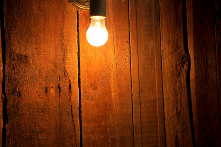 木制背景上的电灯泡图片
