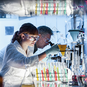 在生命科学实验室工作的医疗保健研究人员年轻女研究科学家和高级男主管在研究实验室准备和分析背景图片