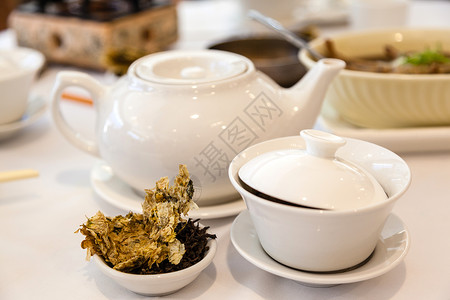 泡茶用茶叶和传统茶杯在前景下煮饭图片