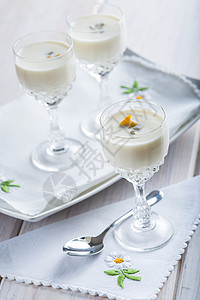 白奶油汤有大斗鸡装在玻璃杯里用来做背景图片