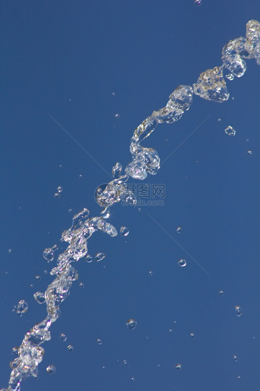水滴在夏日的蓝天上飞溅水滴在背景中图片