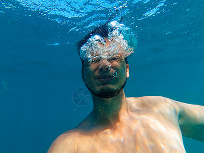 男人正淹死在深蓝色的海水中脸上带着恐惧图片