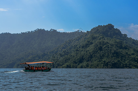 游船观光河流和山脉的游客当地客船在泰国边界图片