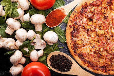 披萨西红柿蘑菇和黑木桌菠图片