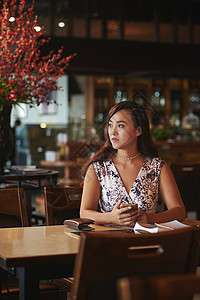餐厅桌边美丽的亚洲美图片