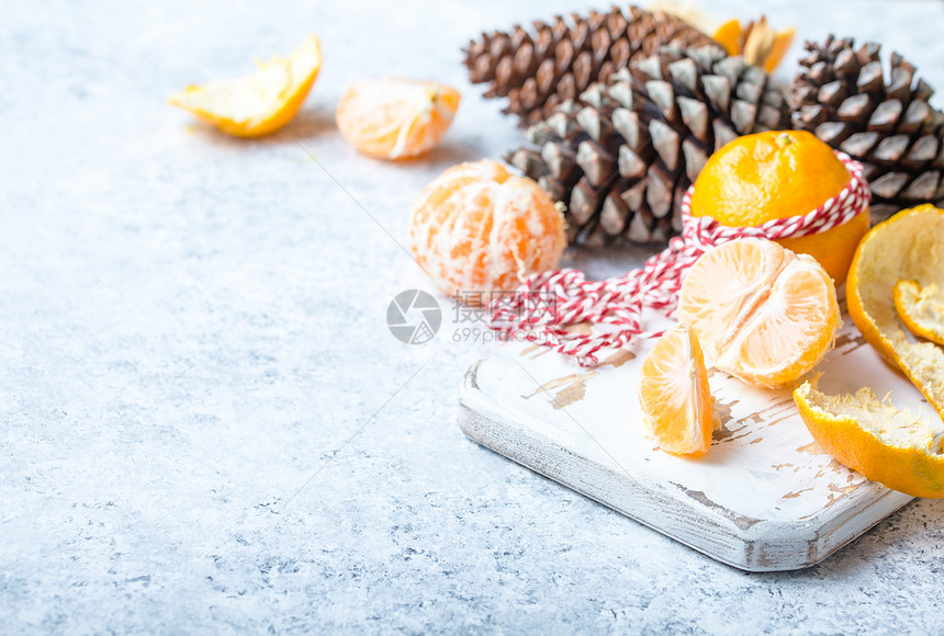 冬季白色圣诞背景橘子松果图片