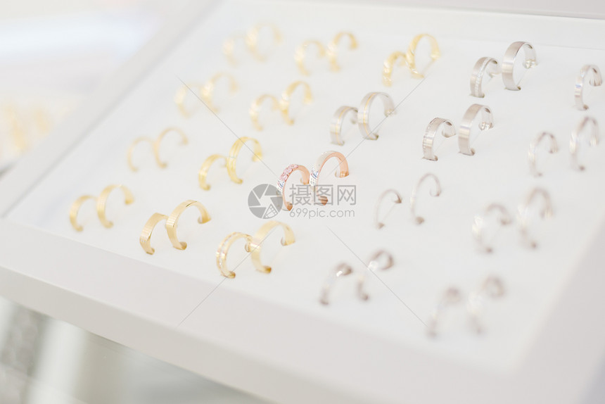 珠宝店陈列的结婚戒指图片