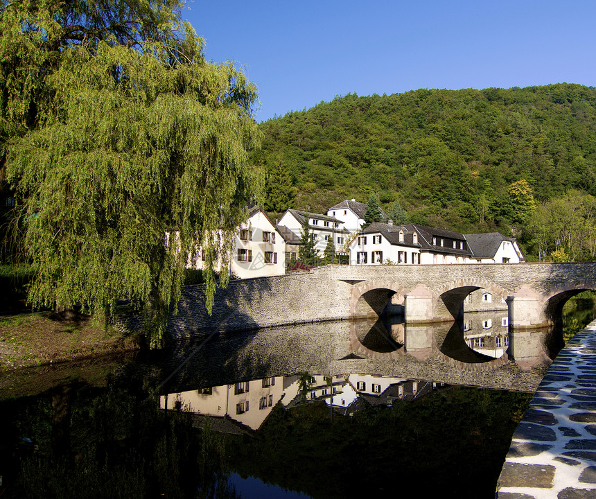 中世纪村庄EschsurSure与古典房屋和桥梁在阳光明媚的日子在蓝天背景户外反射图片
