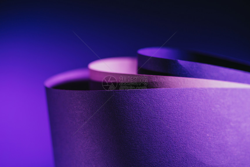 紫色和粉红色纸弧的特写视图图片