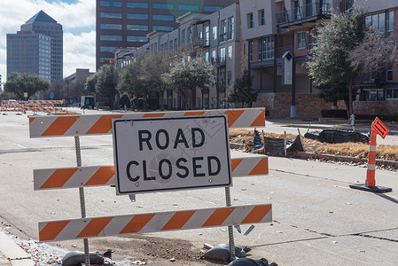 美国得克萨斯州Erving市下城的封闭道路标志图片