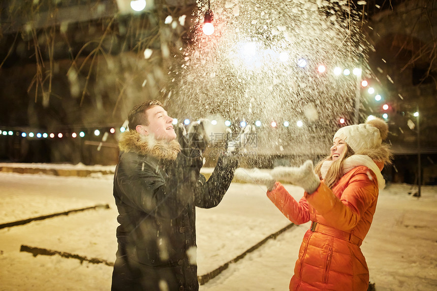 男童和女童在积雪图片