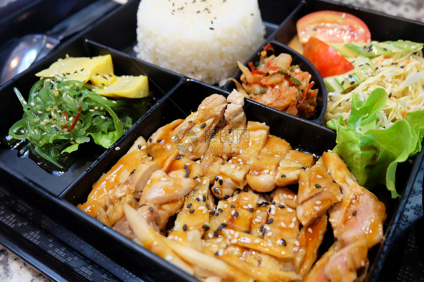 日本传统餐饮银勺和Teriyaki鸡米饭萨拉德玉木或卷煎饼Wakamahi或SeaweedSalad和BentoBox的图片