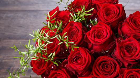 由红玫瑰制成的豪华花束在花店情人节红玫瑰花束生日母亲节情人节妇女节图片