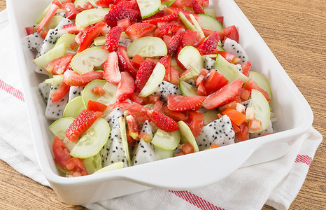 刷新水果沙拉草莓和龙果以及图片