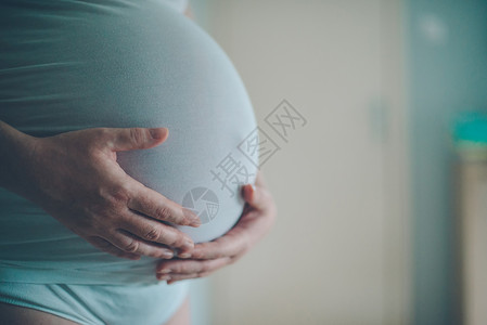 孕妇在分娩前和分娩前就在家里卧室里抱肚子图片