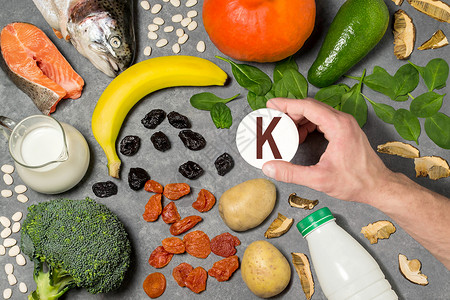 富含钾的食物各种维生素和微量营养素的天然来源有益于健康和均衡饮食的物预防维生素缺乏症人的手拿着钾背景图片