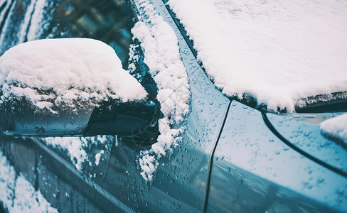 雪覆盖的车冬季停车后图片