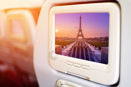 在客座前的飞机监视器显示Eiffel铁塔和喷泉图片
