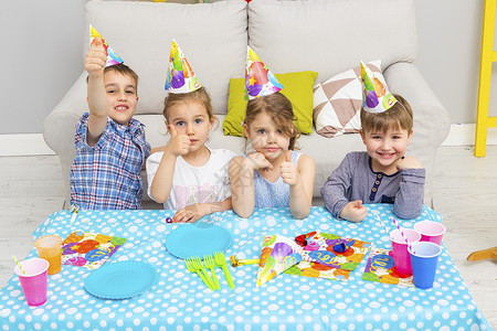 欢乐的一群儿童庆祝朋友生日孩子们聚会图片